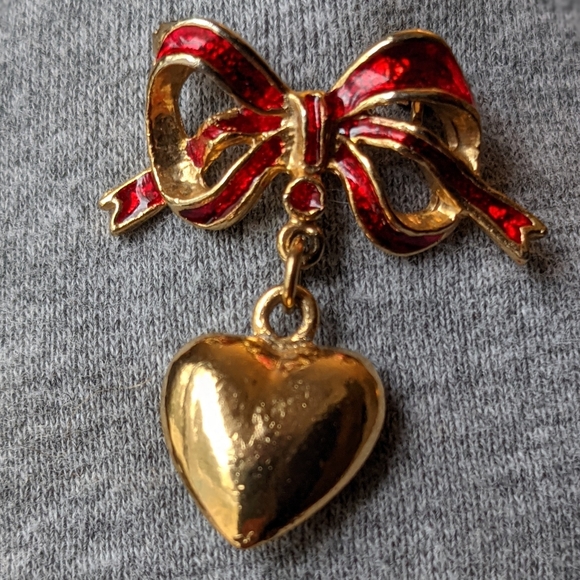 Red Enamel Ribbon Brooch Dangling Heart Polished Gold Tone Vintage Pin - Picture 5 of 6